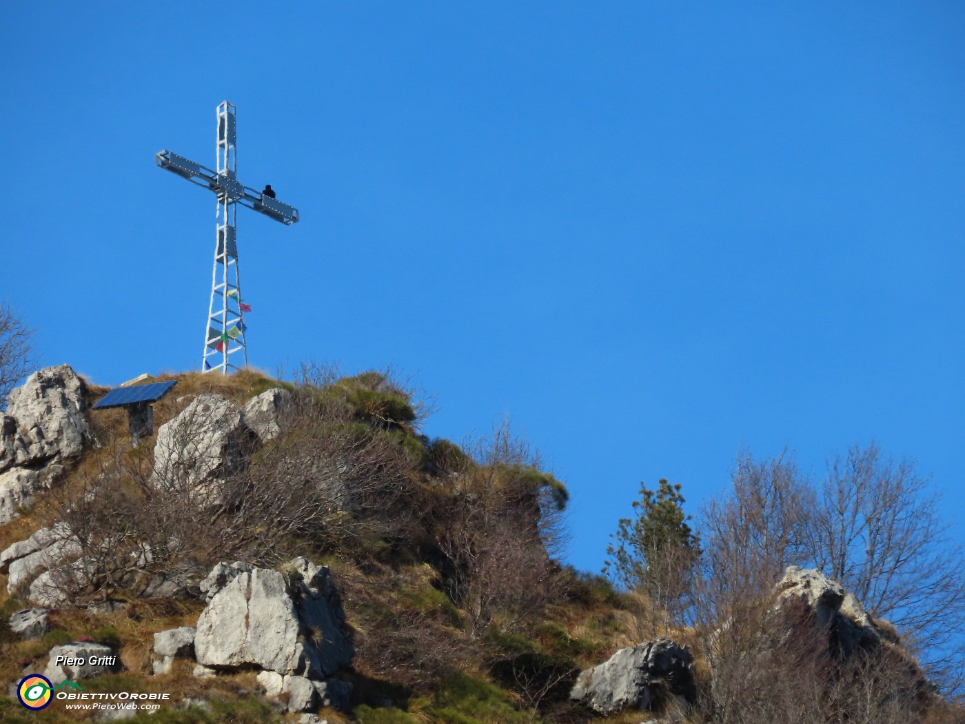 23 Zoom sulla croce del Monte Castello.JPG
